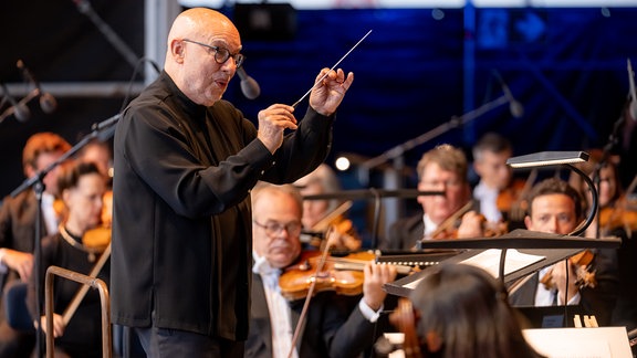 Eine Aufnahme vom MDR Musiksommer Eröffnungskonzert im Schloss Friedenstein in Gotha am 17.06.2023 mit dem MDR-Sinfonieorchester unter der Leitung von Chefdirigent Dennis Russell Davies.