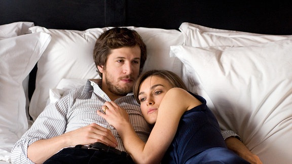 Joanna (Keira Knightley) hat die Nacht mit ihrem Ex-Freund Alex (Guillaume Canet) verbracht.