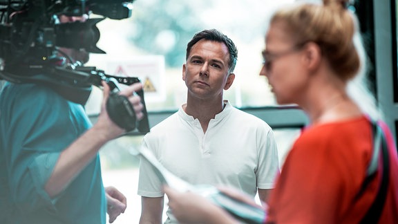 "MiMa"-Moderator Tino Böttcher führt die Zuschauer durch mediale Geschichten über Ostdeutschland in den letzten Jahrzehnten.