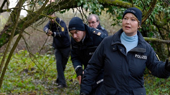 Jakob Frings (Max König, 2.v.r.) und Nele Fehrenbach (Floriane Daniel, r. mit Komparsen) eilen ihrer Kollegin zu Hilfe.