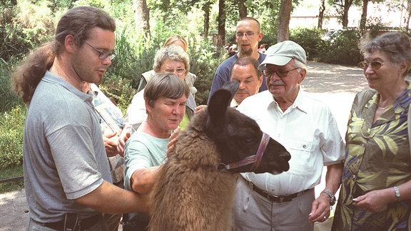 Tierpfleger Michael Ernst und Lama Horst treffen auf eine Gruppe blinder Zoobesucher.