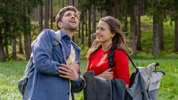 Henry (Elias Reichert, l.) lässt sich zu Maxis (Katharina Scheuba, r.) Freude doch noch von der Natur begeistern.