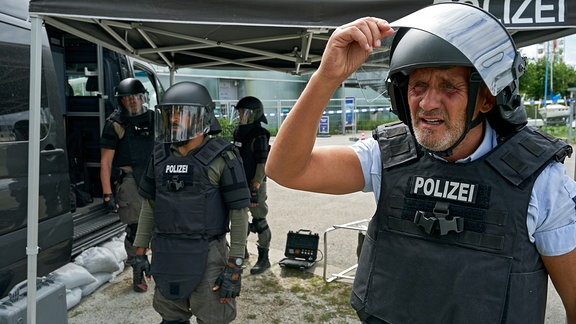 Bombenalarm am Bodensee. Ein Blindgänger aus dem Zweiten Weltkrieg wurde angespült und muss unschädlich gemacht werden. Wasserschutzpolizei und Kampfmittelräumdienst arbeiten Hand in Hand. Paul Schott (Tim Wilde, r.), Hadi Bozkurt (Kay Kysela, 2.v.l.,), Alexandra Schulz (Borglárka Horváth, h.r.) und Einsatzleiter Matthias Krämer (Martin Lindow, h.l.) beobachten entsetzt wie der Blindgänger explodiert.