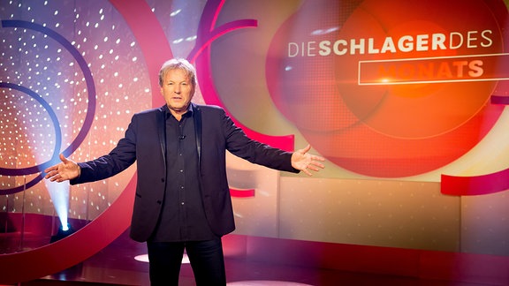 Bernhard Brink in der Kulisse der Sendung