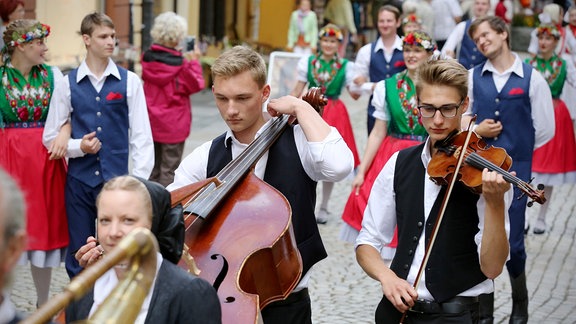 Die sorbischen Gruppen Sprjewjan und Schmerlitz beim Festumzug in Bautzen