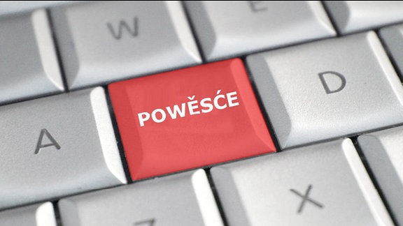 Tastatur mit einer taste "powěsće"