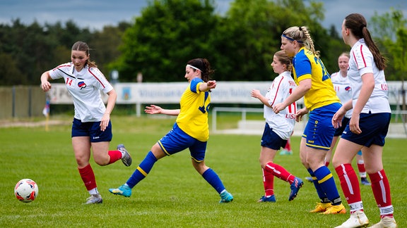 Frauen spielen Fußball