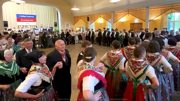 Volkstanz beim Trachtenball in Zeissig