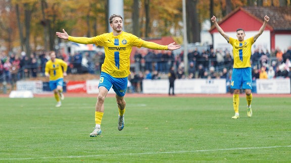 Noel Eichinger, Lok, feiert und bejubelt sein Tor zum 1:1.