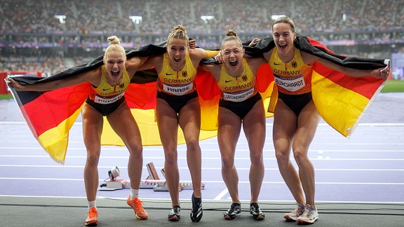 Deutschlands Lisa Mayer, Rebekka Haase, Gina Lückenkemper und Alexandra Burghardt (l-r) feiern nach dem Finale.