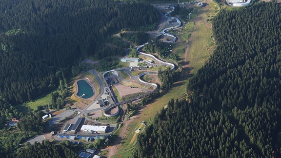 Rennrodelbahn Oberhof von oben gesehen.