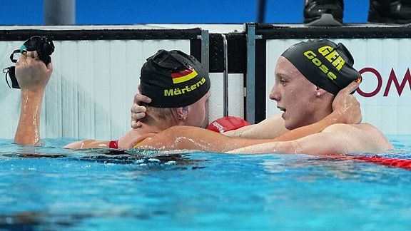 Drittplatzierte Isabel Gose (r) und Leonie Märtens aus Deutschland umarmen sich nach dem Finale.