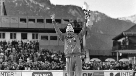 Jens Weissflog (DDR) jubelt 1984 als Sieger in Garmisch Partenkirchen auf dem Treppchen.