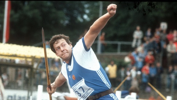 DDR - UDSSR Leichtathletik Länderkampf in Erfurt 23.06.1985 / Uwe Hohn (ASK Vorwärts Potsdam) Aktion , Speerwerfen