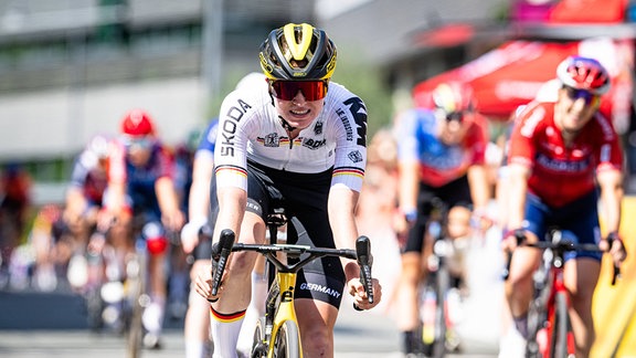 Linda Riedmann (GER) im Fahrerinnenfeld der LOTTO Thüringen Ladies Tour 2024