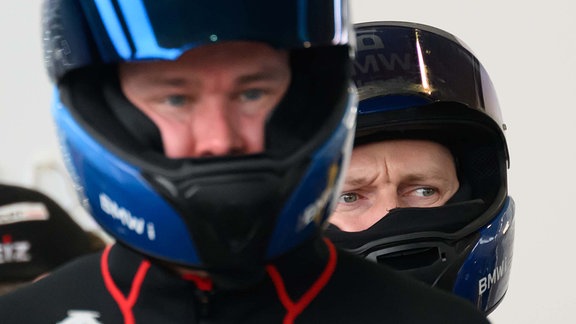 Bobpilot Francesco Friedrich (r) aus Deutschland steht hinter Johannes Lochner (l) aus Deutschland am Start.