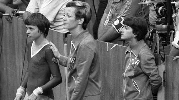 Maxi Gnauck, Hannelore Sauer und Regina Grabolle warten auf die Ergebnisse.