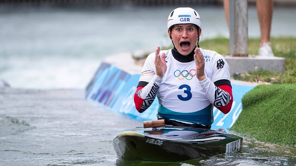 LILIK Elena (Deutschland) jubelt im Ziel ueber eine gute Fahrt und die Fuehrung im Finale des Kanuslalom im Damen Canadier, Olympische Spiele Paris 2024.