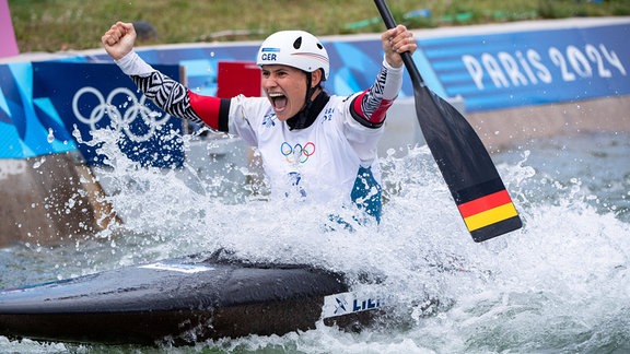 LILIK Elena (Deutschland) jubelt im Ziel ueber eine gute Fahrt und die Fuehrung im Finale des Kanuslalom im Damen Canadier, Olympische Spiele Paris 2024.