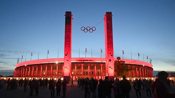 UEFA Europa Conference League (Gruppe E, 2. Spieltag), 1. FC Union Berlin - Maccabi Halfa, das in rot beleuchtete Olympiastadion