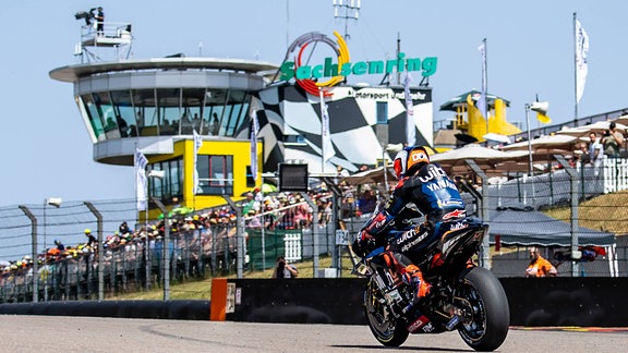 Ein Motorradfahrer faehrt im MotoGP Qalifying beim Liqui Moly Motorrad Grand Prix Deutschland 2022 auf dem Sachsenring in Hohenstein-Ernstthal