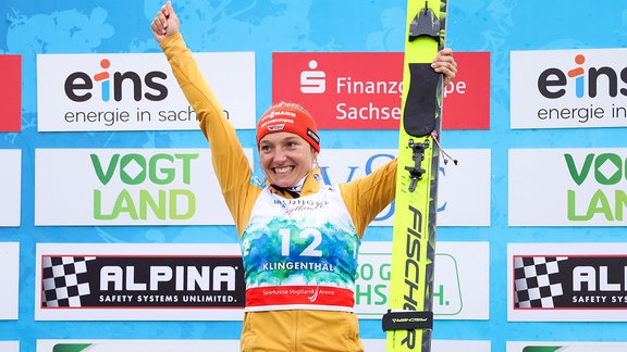 Katharina Schmid (GER) freut sich über Rang 1.