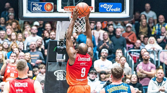 Deandre Lansowne mit einen Dunking