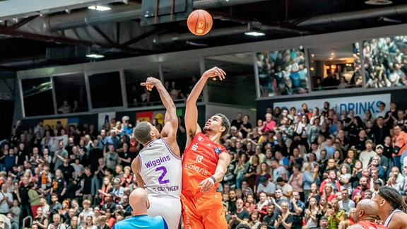 basketball Niners Chemnitz vs. BG Göttingen: Demajeo Wiggins (Göttingen) und Olivier Nkamhoua (Chemnitz) im Zweikampf beim Anwurf.