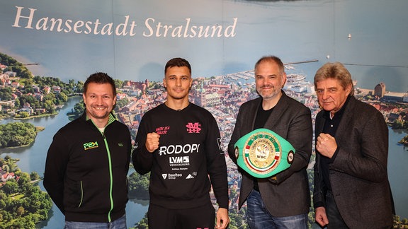 v.l.: Christian Morales, Max Suske, Dr. Alexander Badrow (Oberbürgermeister Hansestadt Stralsund) und Trainer Georg Bramowski