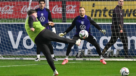 Ein Amateurspieler des FSV Behringen im Duell mit Oliver Baumann.