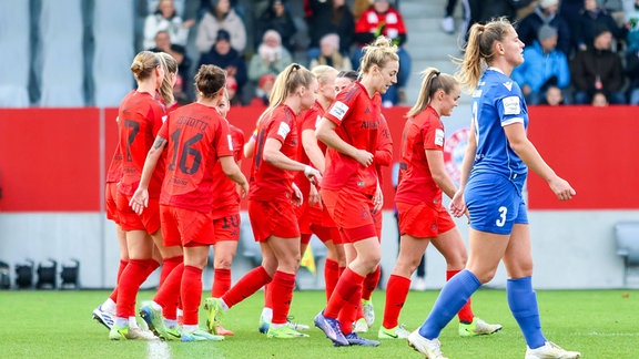 Torjubel zum Tor zum 2:0 durch Klara Buehl