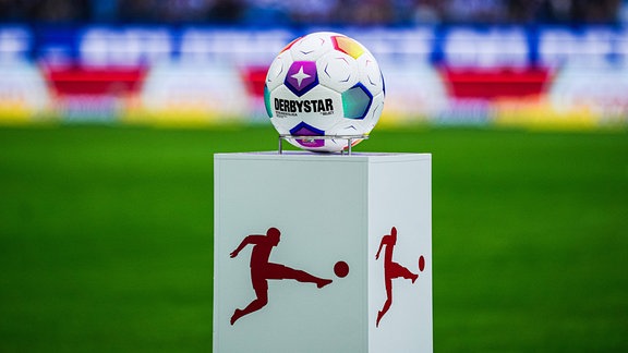 Derbystar Spielball auf einer Ballstehle 