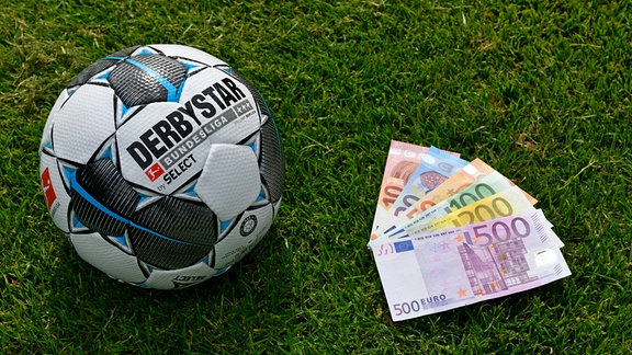 Symbolbild Geld und Fußball