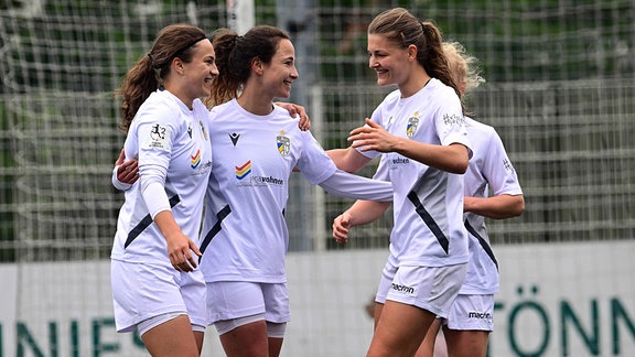 FC Carl Zeiss Jena Jubel nach dem Tor zum 1-4 durch Arnold -  Hannah Mesch, Julia Arnold und Bente Fischer