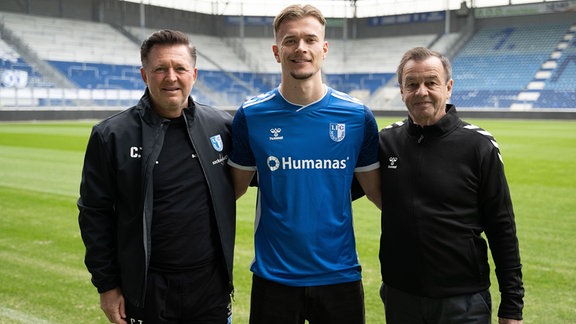 FCM-Trainer Christian Titz und Geschäftsführer Sport Otmar Schork begrüßen Alexander Ahl Holmström im Magdeburger Stadion.