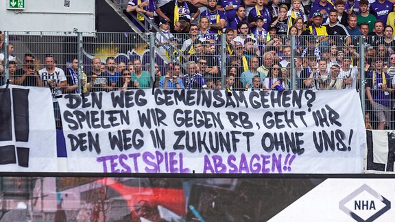 Protest-Banner Fans Erzgebirge Aue: Den Weg gemeinsam gehen Spielen wir gegen RB, geht Ihr den Weg in Zukunft ohne uns Testspiel Absagen 