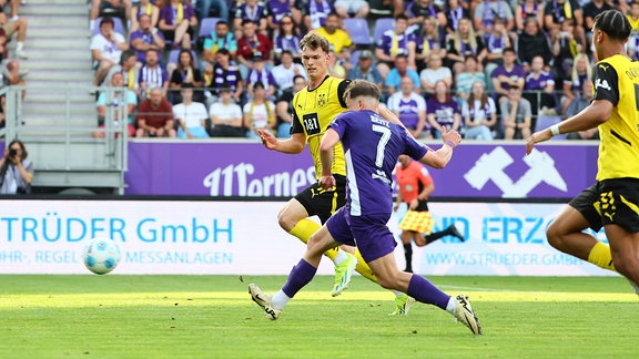 Im Bild; Tor für Erzgebirge Aue. Sean Seitz (7, Aue) trifft zum 1:1 Ausgleich.