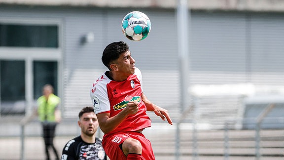 Claudio Kammerknecht, SC Freiburg II, beim Kopfball.