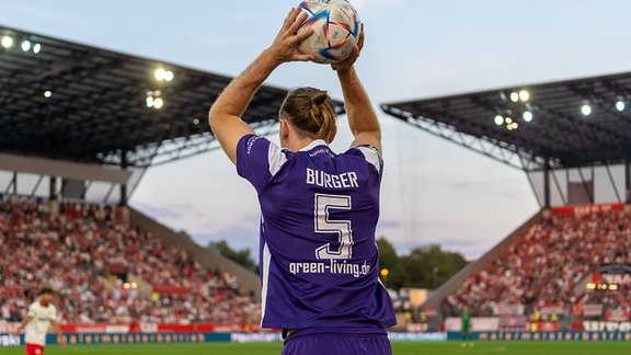 Korbinian Burger (FC Erzgebirge Aue, 05) beim Einwurf