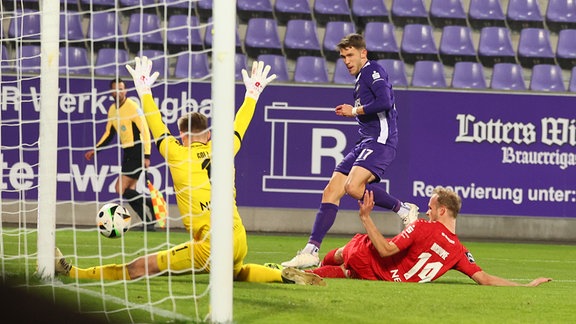 Tor für Aue.  Pascal Fallmann ( 17, Aue) trifft zum 1:0.  , 