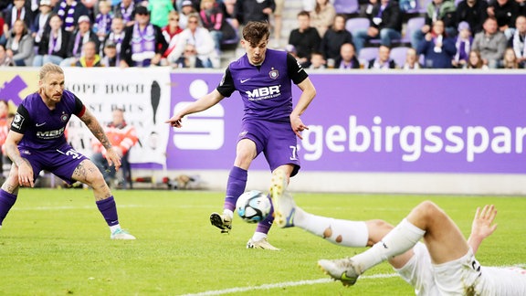 Szene aus dem Fußballspiel Erzgebirge Aue gegen Waldhof Mannheim