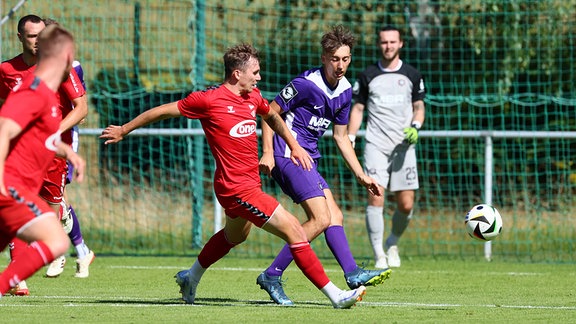 Zweikampf im Testspiel Erzgebirge Aue gegen ZFC Meuselwitz