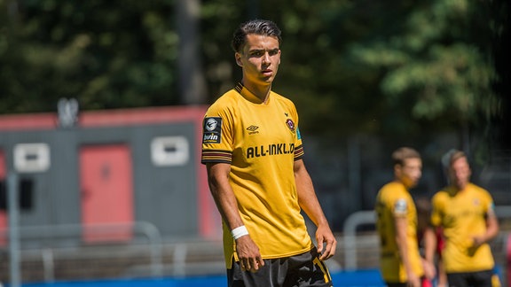 Fußballspieler Jan Shcherbakovski im Trikot von Dynamo Dresden