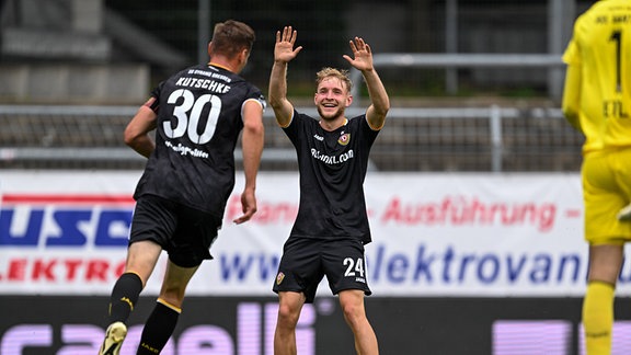 Torschütze Stefan Kutschke (Dresden) jubelt nach seinem Tor zum 0:2 mit Tony Menzel (Dresden). 