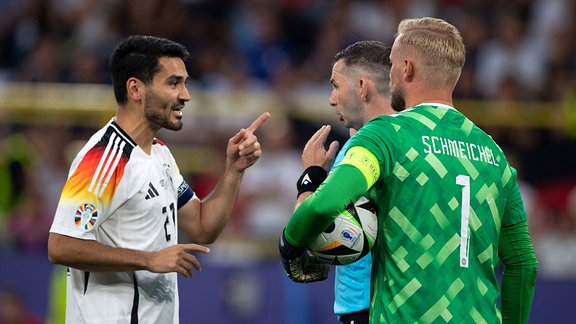 Diskussion zwischen Ikay Gündogan, Schiedsrichter Michael Oliver und Torwart Kasper Schmeichel, beim Achtelfinale Deutschland - Daenemark