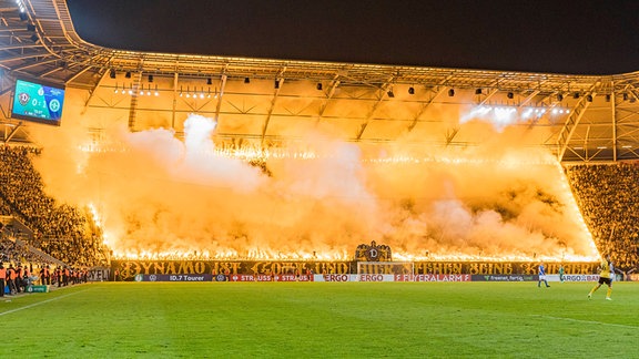 Eine Pyroshow der SGD-Fans im K-Block.