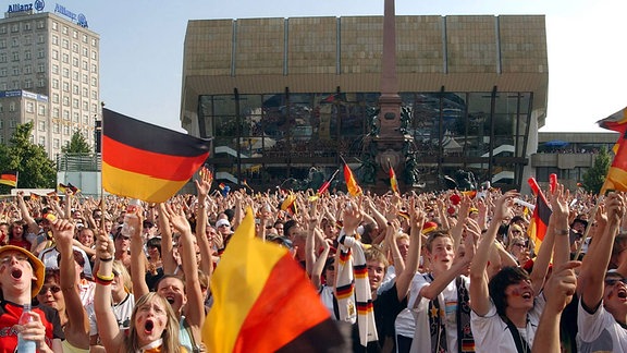 Deutsche FuÃßballfans feiern auf der FIFA Fanmeile am Augustusplatz in Leipzig