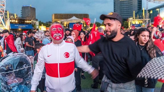 Kostümierte Feiernde auf der Fan-Zone in Leipzig