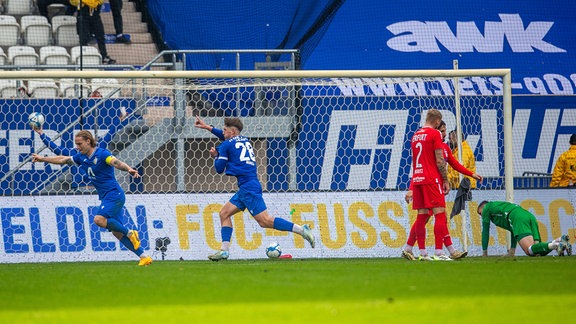 Nils Butzen und Hamza Muqaj Jena jubeln über das Tor zum 1:0