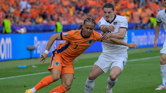 Zweikampfszene zwsichen Xavi Simons (Niederlande) und Marcel Sabitzer (Österreich)